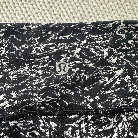 Lululemon Wunder Under Black & White 28” Leggings Size 4 - Picture 9 of 9